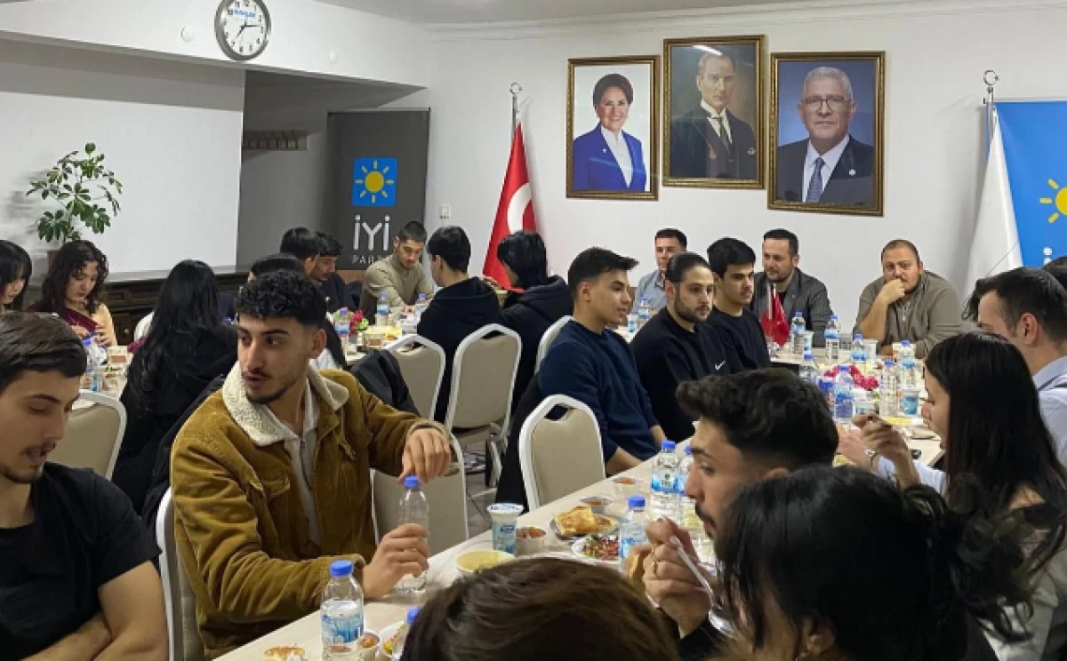 İYİ Parti Gen&ccedil;leri İftar Sofrasında Buluştu