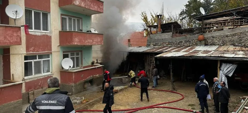 Kalorifer sobasından çıkan kıvılcım odunluğu yaktı