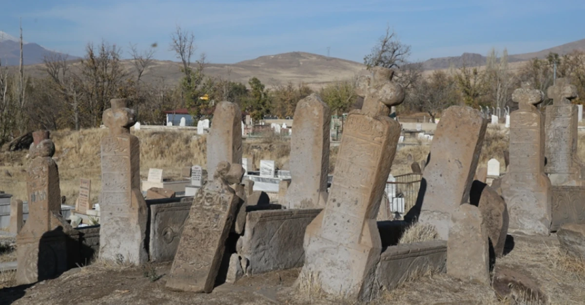 Kayseri'de Türk boyları ve Osmanlı dönemi bezemeli mezar taşları belgelendi