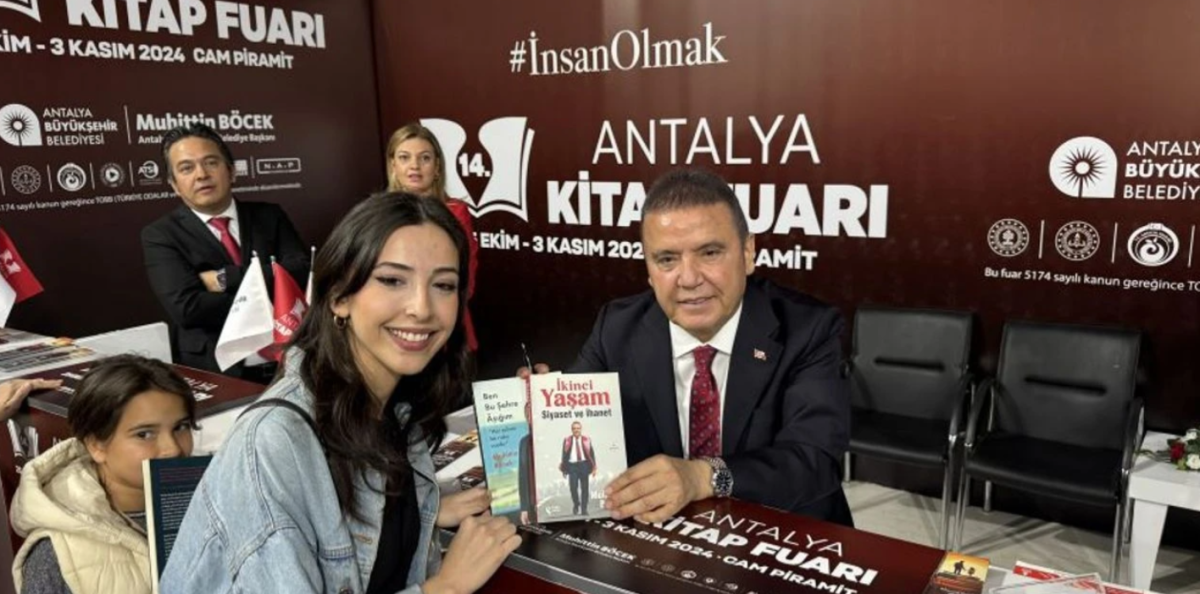 Kitaplarını imzalayan Böcek, bir çadırdan başlayan okuma tutkusunu anlattı