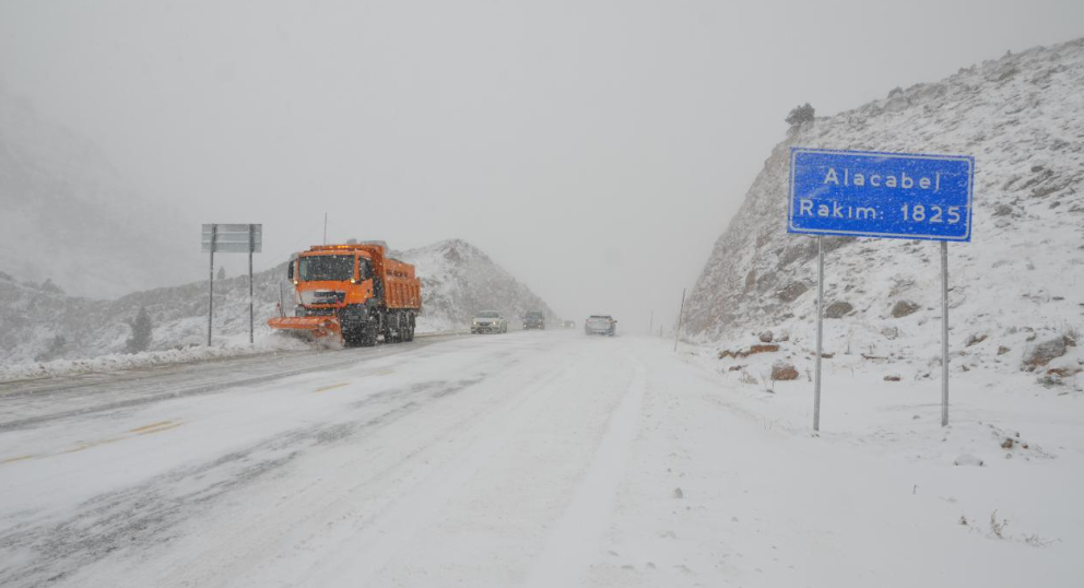 Konya'da ulaşıma kar engeli: Yollar trafiğe kapatıldı