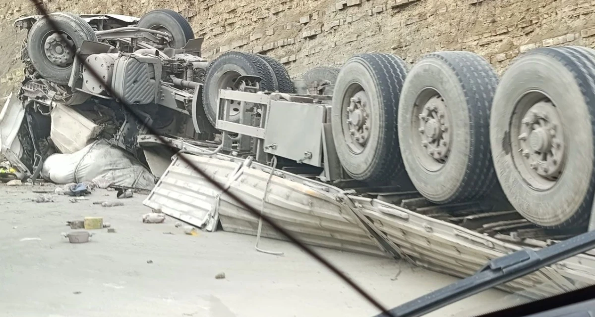 Korkutan Kaza: Devrilen Tırın S&uuml;r&uuml;c&uuml;s&uuml; Hafif Yaralı