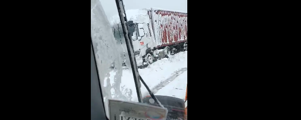 Mahsur Kalan Araçlar Ekipler Tarafından Kurtarılıyor