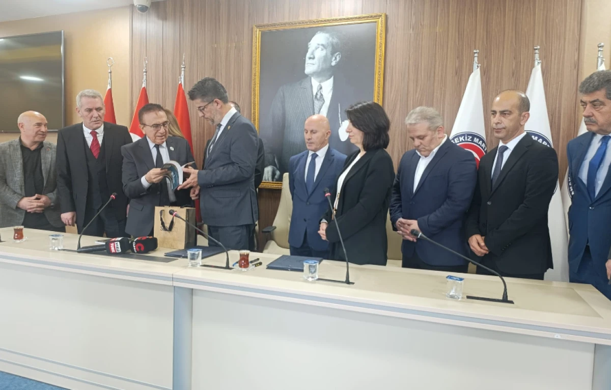 MEDYA MESLEK YASASI VE MESLEK BİRLİĞİ &Ccedil;AĞRISI: BASINDA &Ouml;Z DENETİM VURGUSU