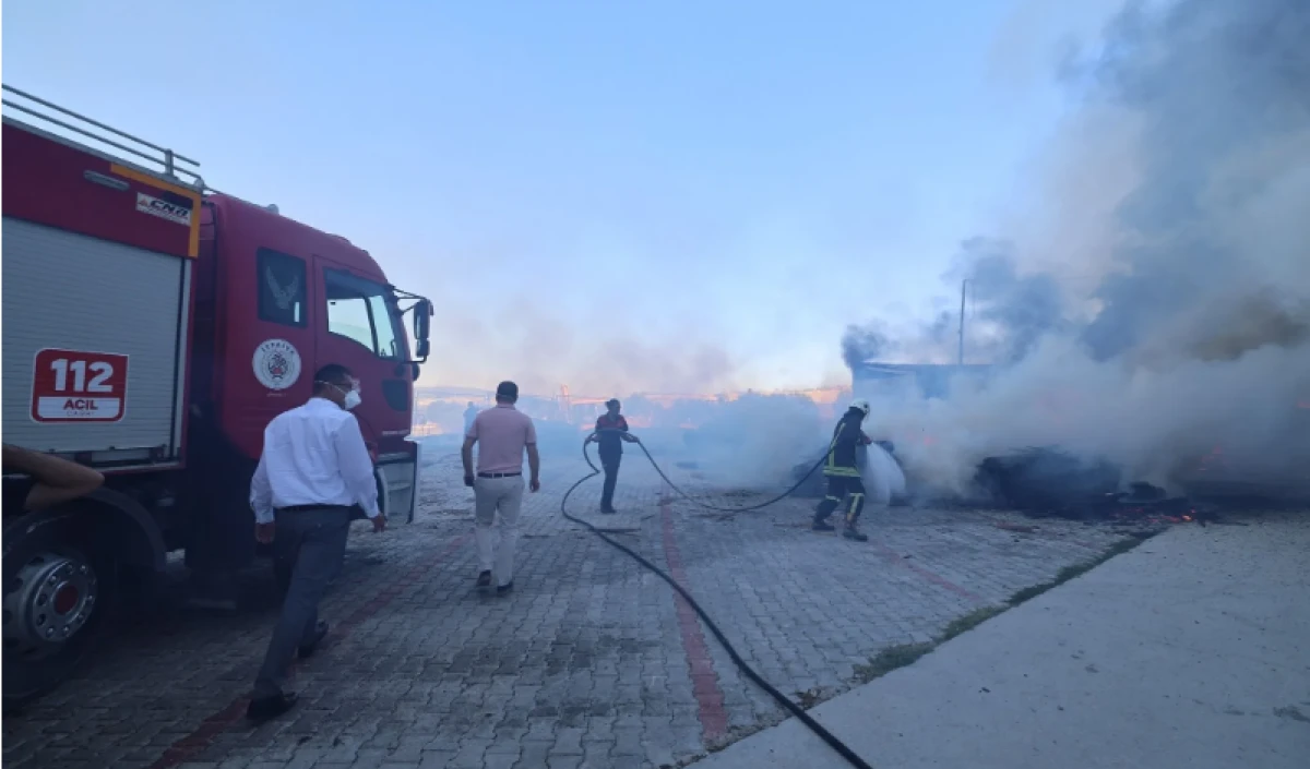 Mobilya Fabrikasında Yangın - 2 İşçi Dumandan Etkilendi