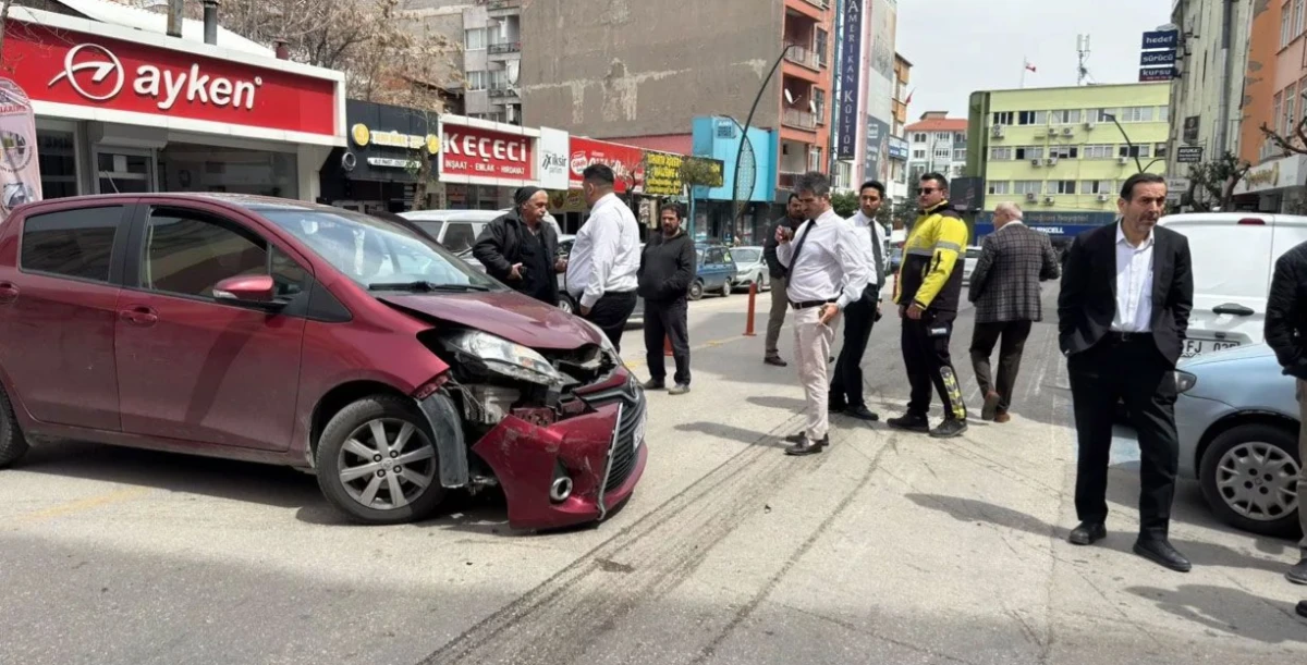 Motosiklet İle Otomobil &Ccedil;arpıştı Şans Eseri Yaralanan Olmadı