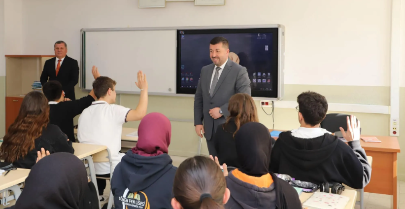 Müdür Ocak, Gönen ilçesinde okulları ziyaret etti