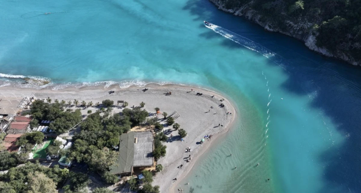 Muğla'da &Ouml;l&uuml;deniz turkuaz renge b&uuml;r&uuml;nd&uuml;