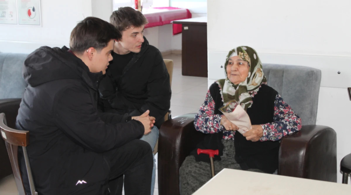 &Ouml;ğrencilerden Huzurevine Ramazan Ziyareti