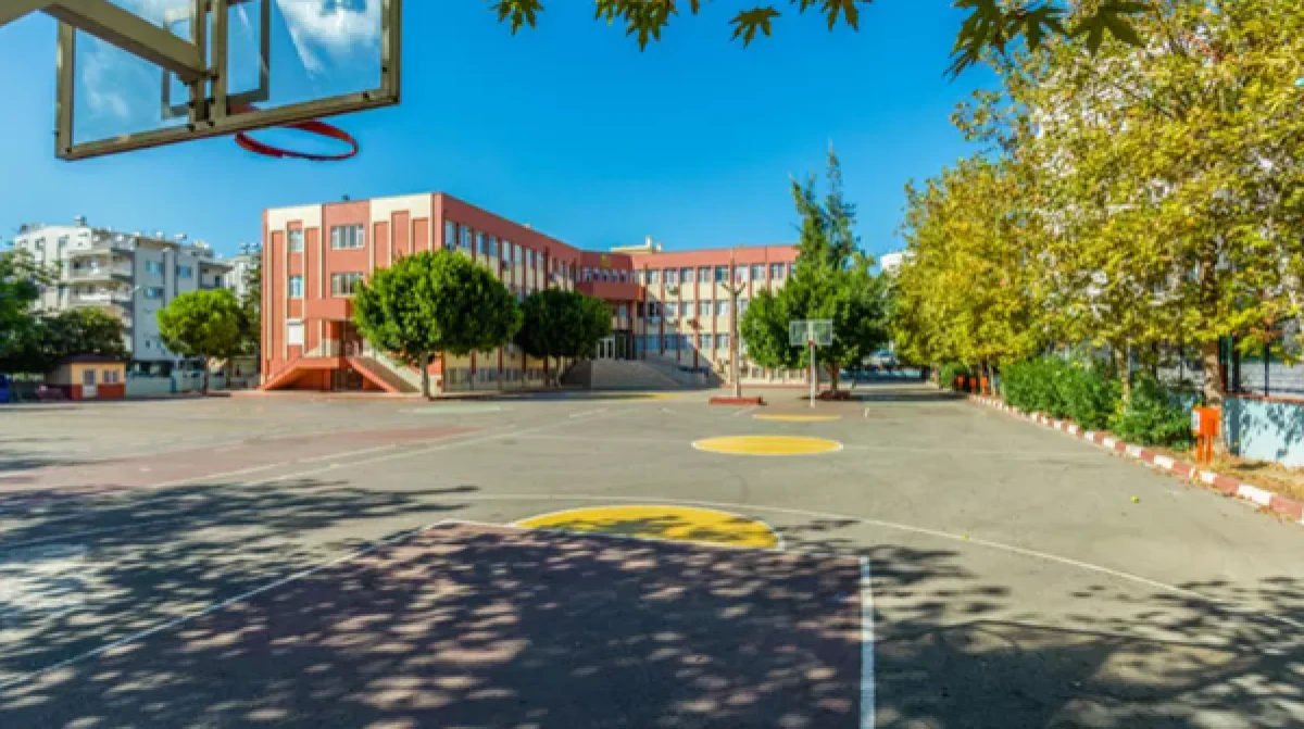 Okullarda yeni yasaklar! &Uuml;niforma zorunlu, velilere de izin verilmeyecek