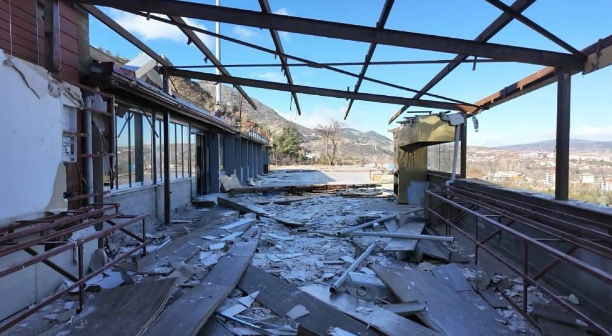 &Ouml;k&uuml;zbattı&rsquo;da Belediye&rsquo;ye ait restaurant ve kafeyi zarar vererek boşalttılar