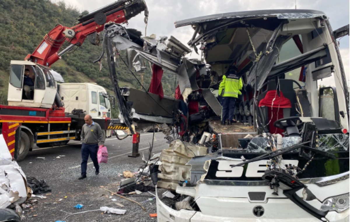 Osmaniye'de yolcu otobüsü tıra çarptı: 7 ölü, 11 yaralı