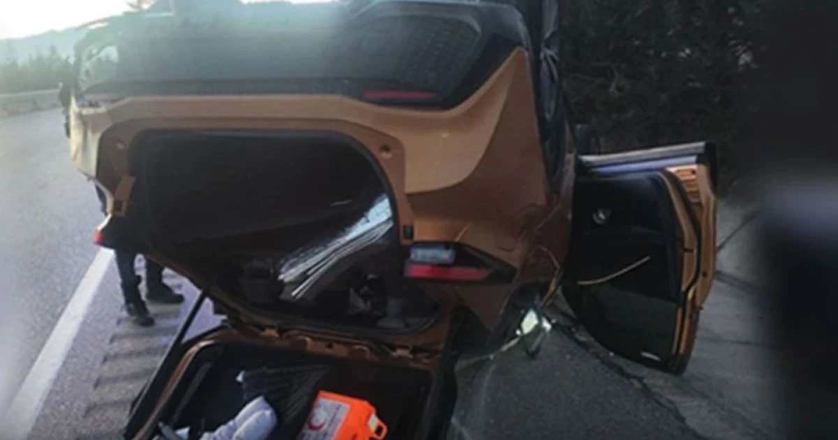 Otomobil ters d&ouml;nd&uuml; s&uuml;r&uuml;c&uuml; alkoll&uuml; &ccedil;ıktı