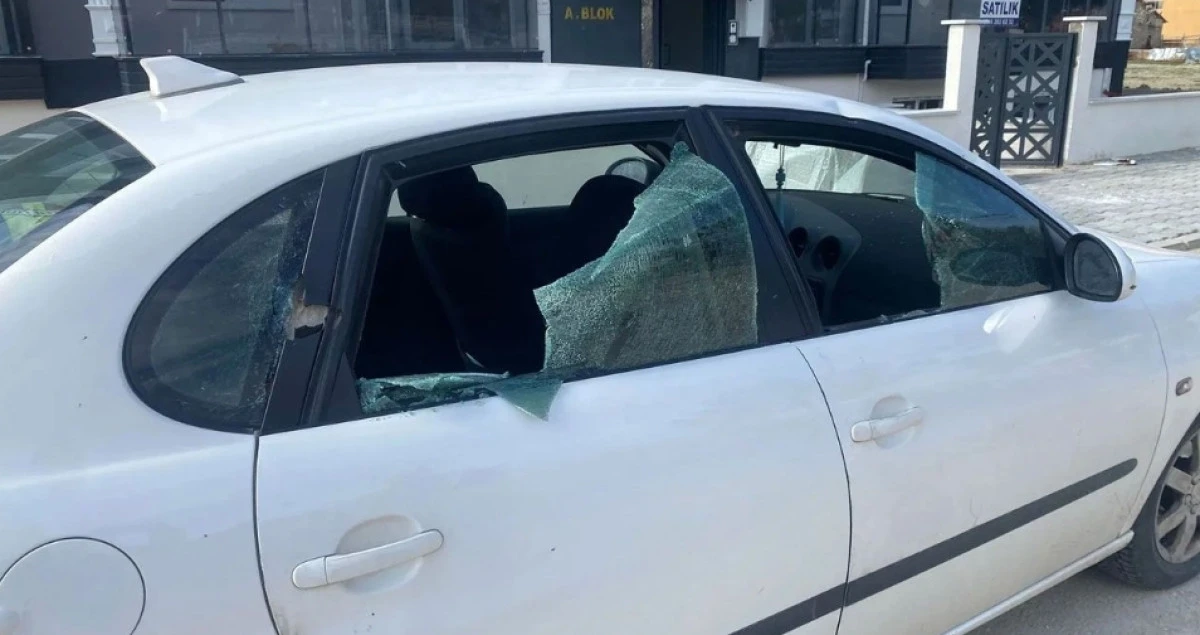 Otomobile saldırı! Ara&ccedil; sahibi şok ge&ccedil;irdi