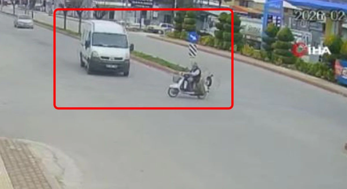 Panelvanla &ccedil;arpışan motosiklet s&uuml;r&uuml;c&uuml;s&uuml; metrelerce savrularak hayatını kaybetti