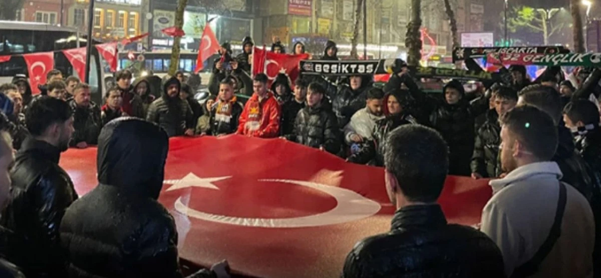 Sağanak altında bayrak y&uuml;r&uuml;y&uuml;ş&uuml;