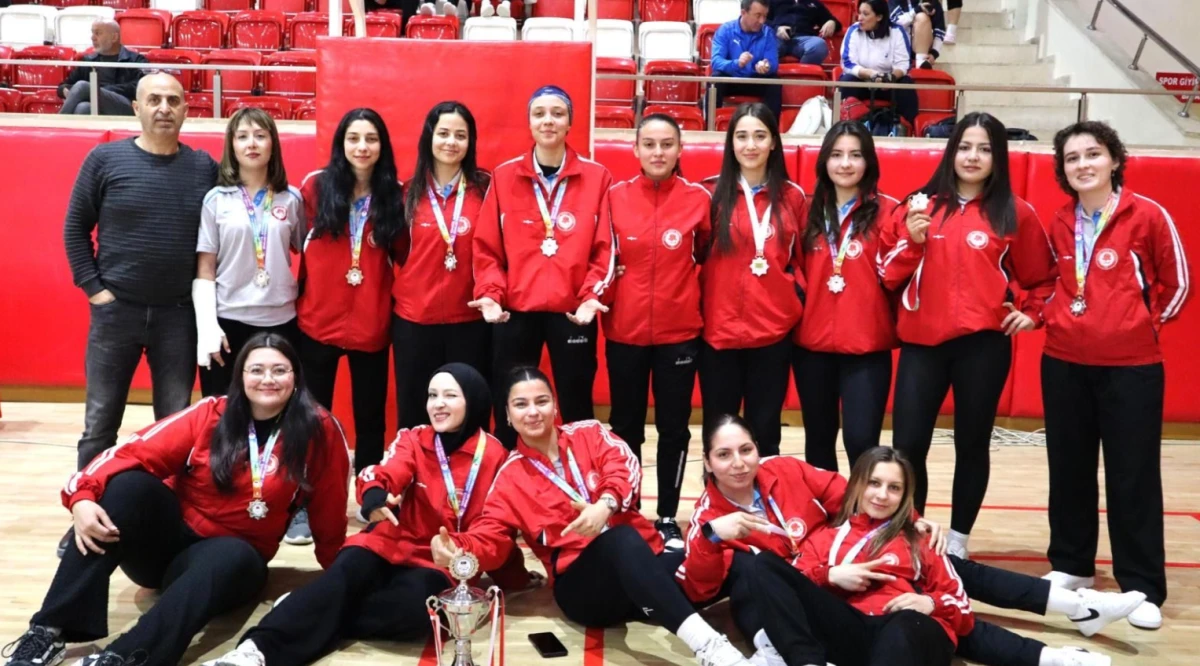   SD&Uuml; Futsalda Zirvede: Erkekler Birinci, Kadınlar İkinci