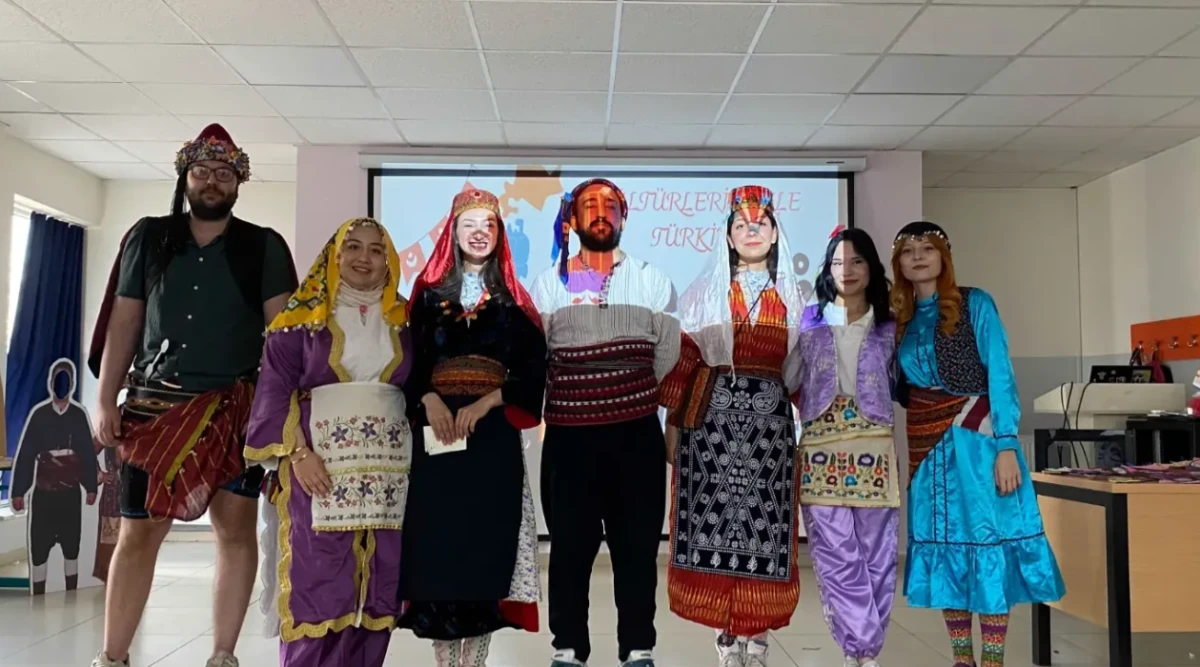 SD&Uuml;&rsquo;l&uuml; Gen&ccedil; İletişimcilerden K&uuml;lt&uuml;r K&ouml;pr&uuml;s&uuml;: Minik Kalpler Anadolu&rsquo;nun Renkleriyle Buluştu