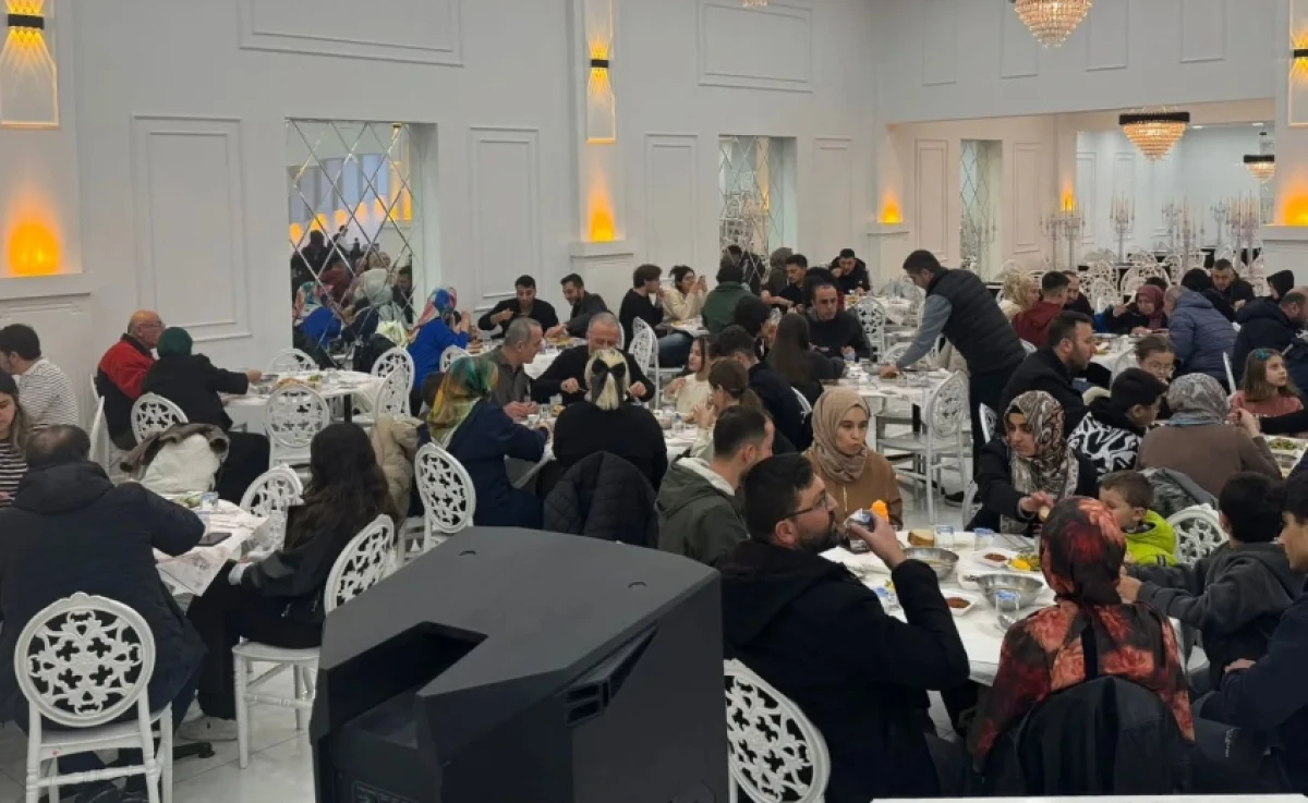 Se&ccedil;imi Kazanamadı Ama Se&ccedil;menine K&uuml;smedi İftar Verdi