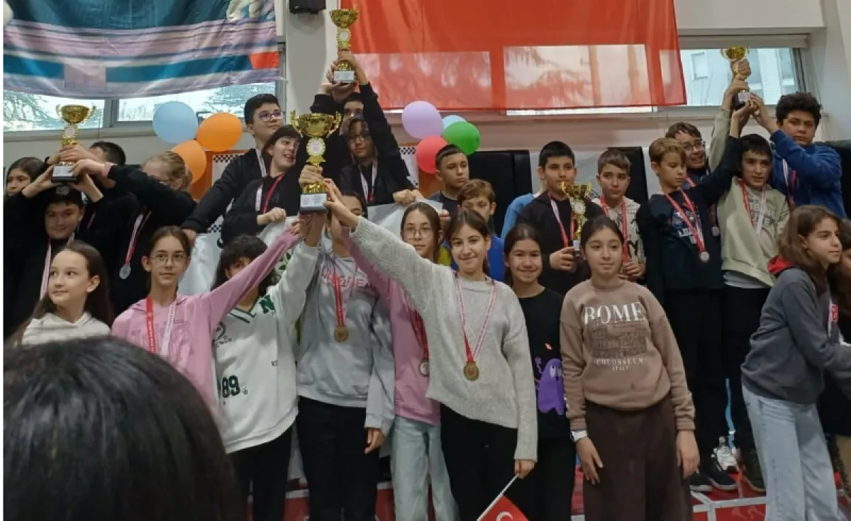 Şehit &Ouml;mer Sarı Ortaokulu Satran&ccedil;ta Zirvede