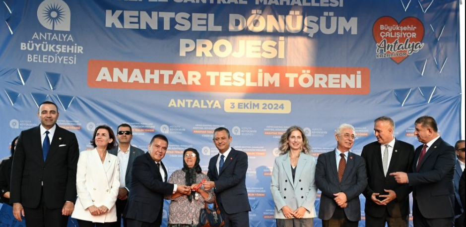 Son dakika haberi Antalya Kepez'de Anahtar Sevinci Anahtarları CHP genel başkanı Özgür Özel Verdi