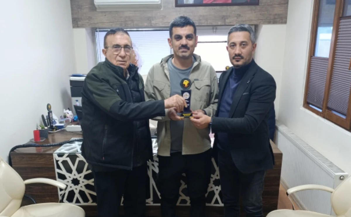 TİNGADER'DEN SERKAN AYG&Uuml;N'E PLAKET