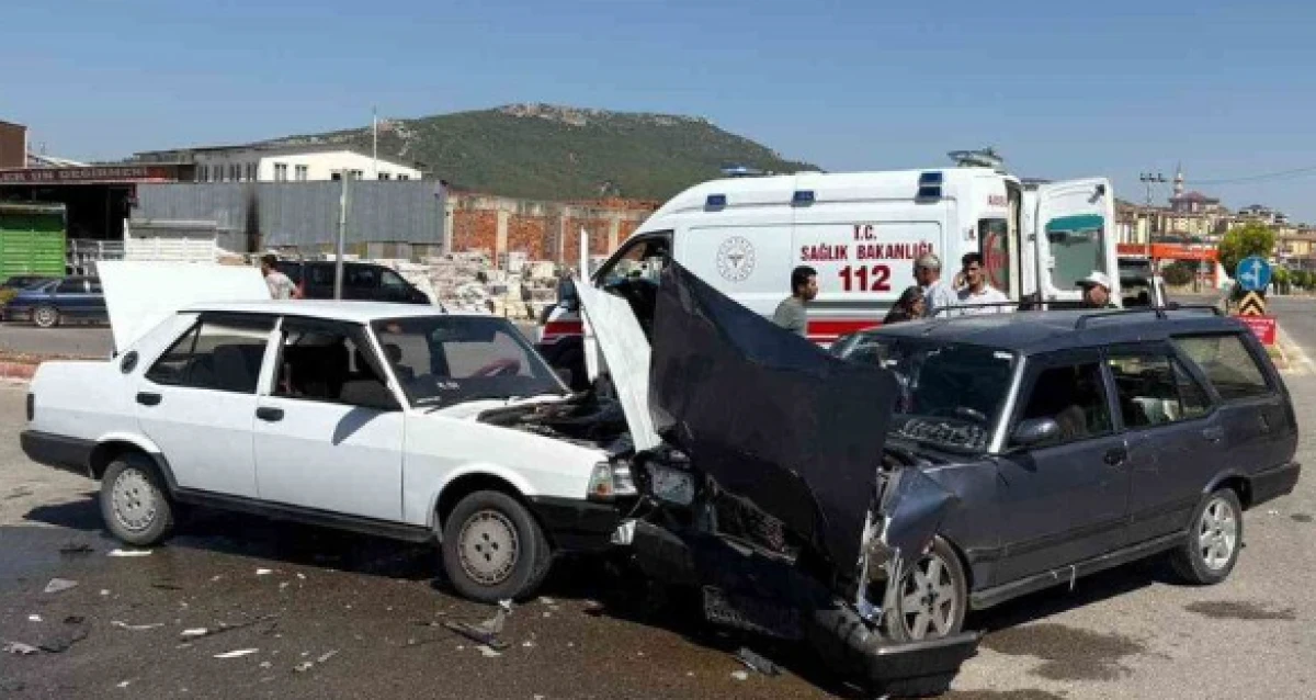 Tofaş otomobiller çarpıştı: 5 yaralı
