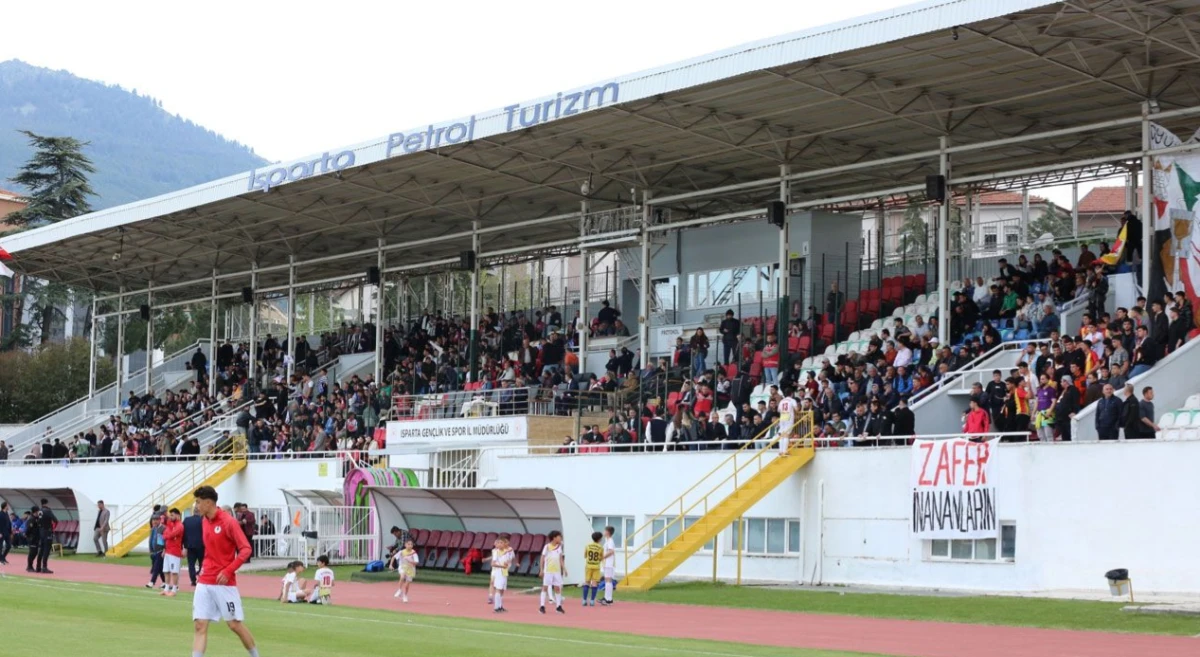 Trib&uuml;nler Doldu, Isparta Futbola Olan Tutkusunu G&ouml;sterdi
