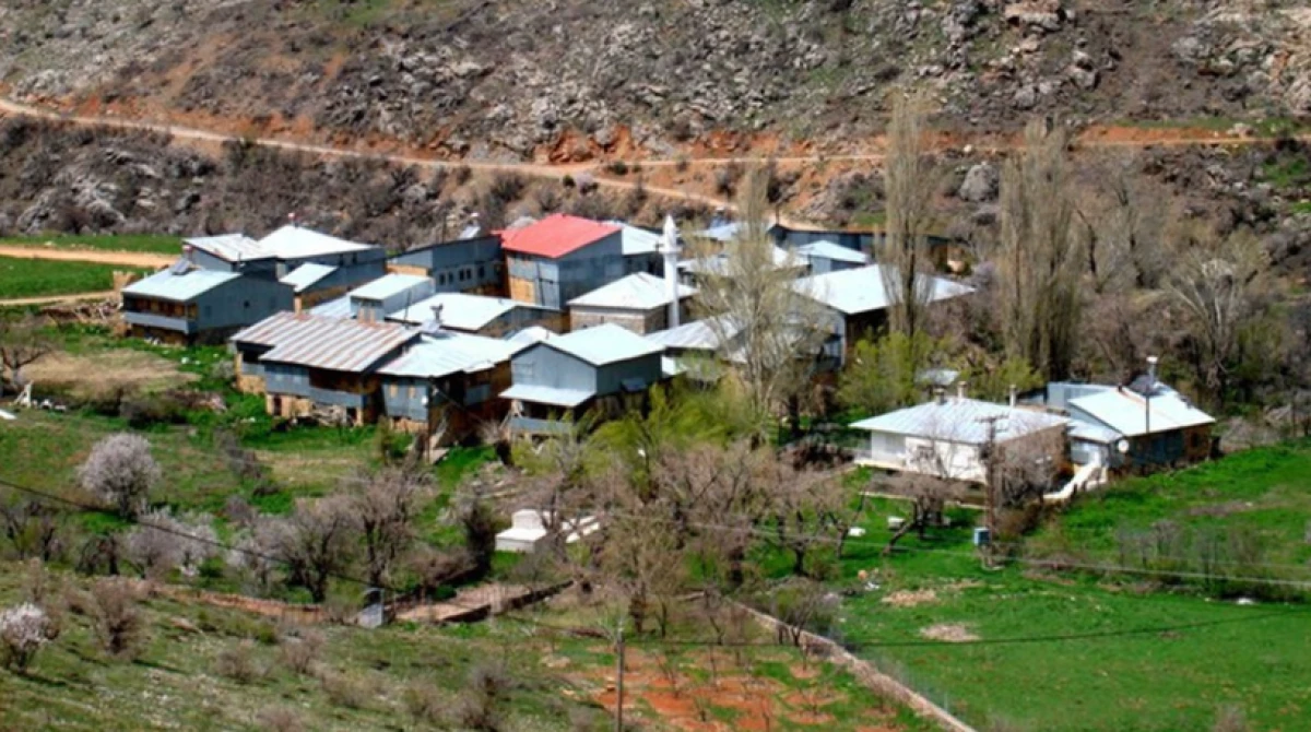 T&uuml;rkiye'nin ger&ccedil;ek en k&uuml;&ccedil;&uuml;k k&ouml;y&uuml;: K&ouml;yde tek başına yaşayan adam hem muhtar, hem se&ccedil;men