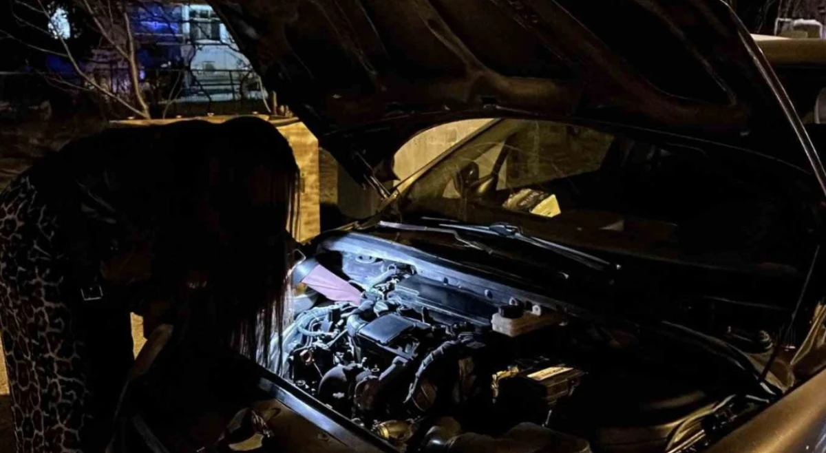 Uygulama noktasında arızalanan otomobilin yardımına, kadın usta koştu