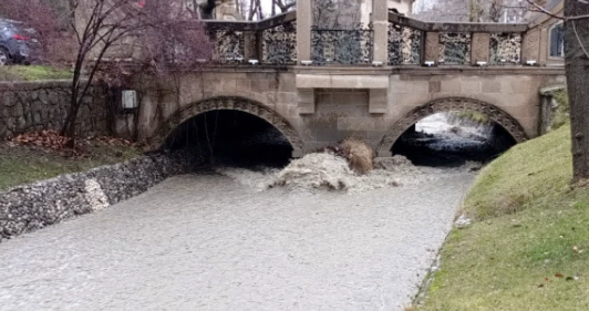 Yağmur yağışı, dere ve su yataklarını doldurdu