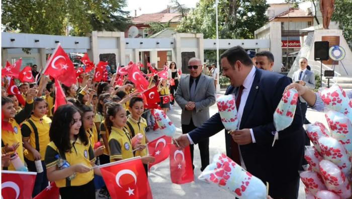 Yalvaç'ta Öğrencilere Pamuk Şeker İkramı