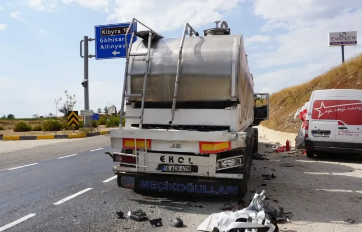Yangın söndürme cihazı yüklü araç, süt tankerine çarptı: 1 yaralı