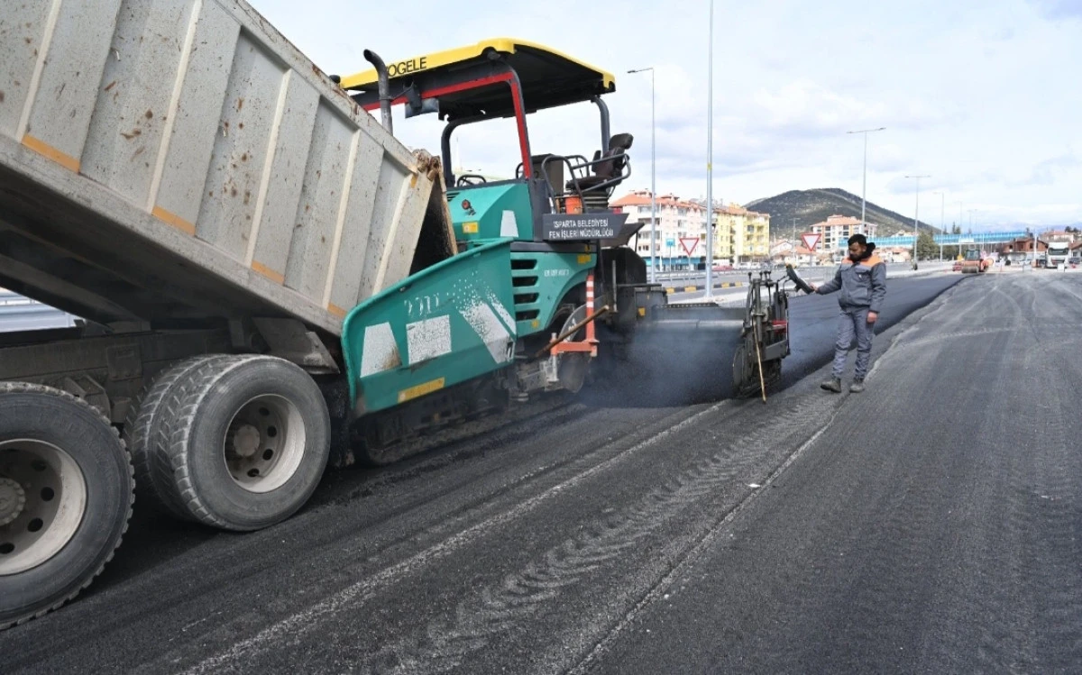 Yeni Otogar Kavşağı&rsquo;ndaki a&ccedil;ılan yan yolların asfalt &ccedil;alışmaları devam ediyor