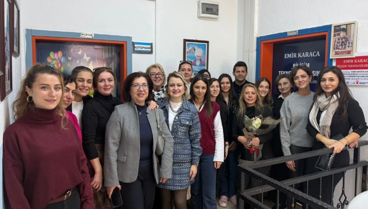 Yılbaşı Pazarı Geliri Eğitime D&ouml;n&uuml;şt&uuml;: Emir Karaca&rsquo;nın Adı Bilişim Sınıfında Yaşayacak