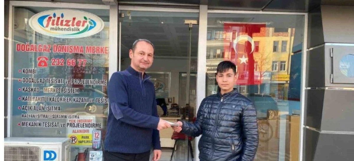 Yola savrulan parasını toplayan esnafı yapılan haberlerde g&ouml;r&uuml;p parasını teslim aldı